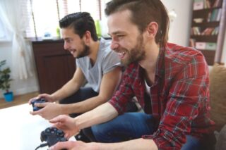 Dois jogadores concentrados em uma intensa partida de videogame